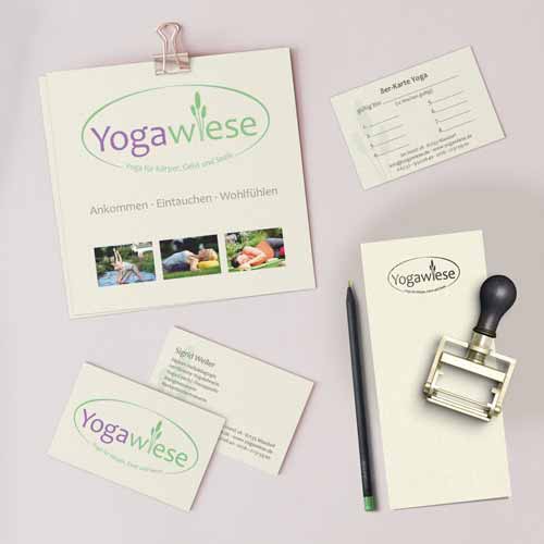gedrucktes Gedruckte Materialien von oben aufgenommen. Zusehen das Design von Yogawiese. Ein Flyer, eine 8er-Yogakarte. Visitenkarte, Front und Back. Notizzettel, Bleistift und ein Stempel.