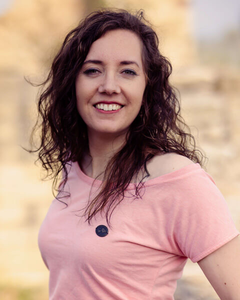 Charlotte-Koerner-1 Foto Charlotte Körner Grafikerin mit einem pinkfarbenen T-Shirt in der Natur.