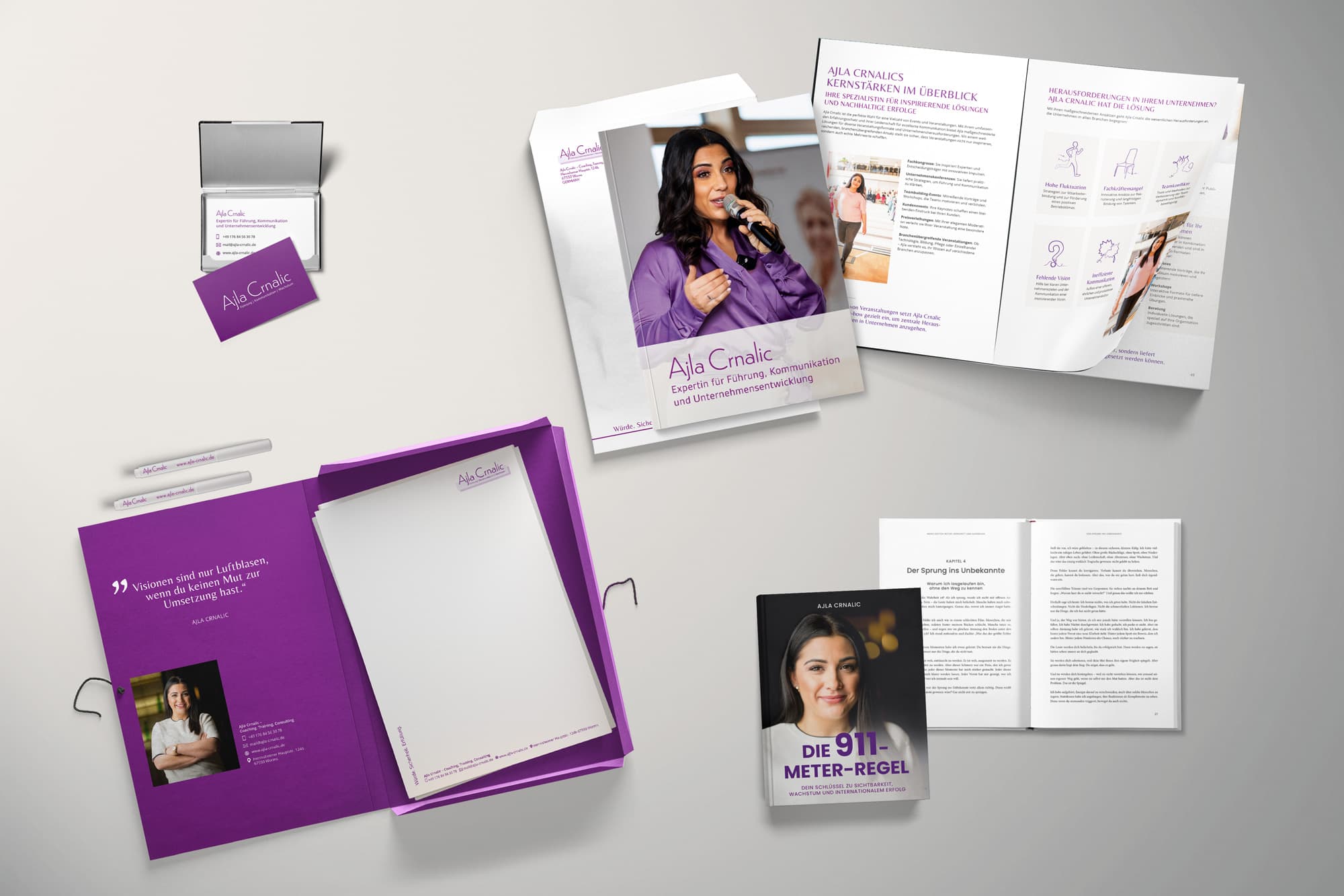 Print-Ajla-Crnalic Gedruckte Materialien von oben aufgenommen. Zusehen das Design von Yogawiese. Ein Flyer, eine 8er-Yogakarte. Visitenkarte, Front und Back. Notizzettel, Bleistift und ein Stempel.